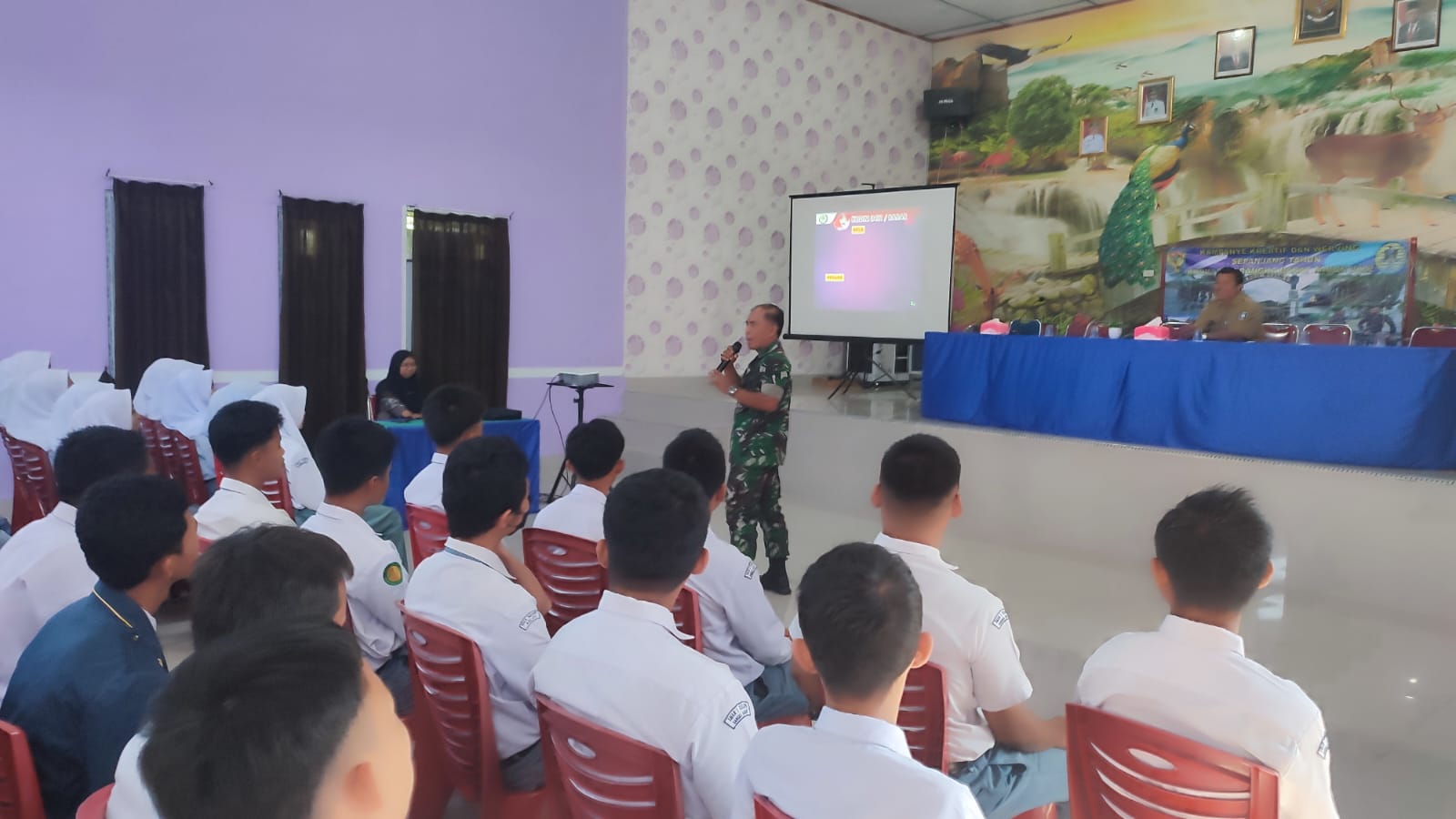 Personil TMMD ke-116 Kodim 413/Babar Laksanakan Penyuluhan di SMAN 1 Kecamatan Kelapa