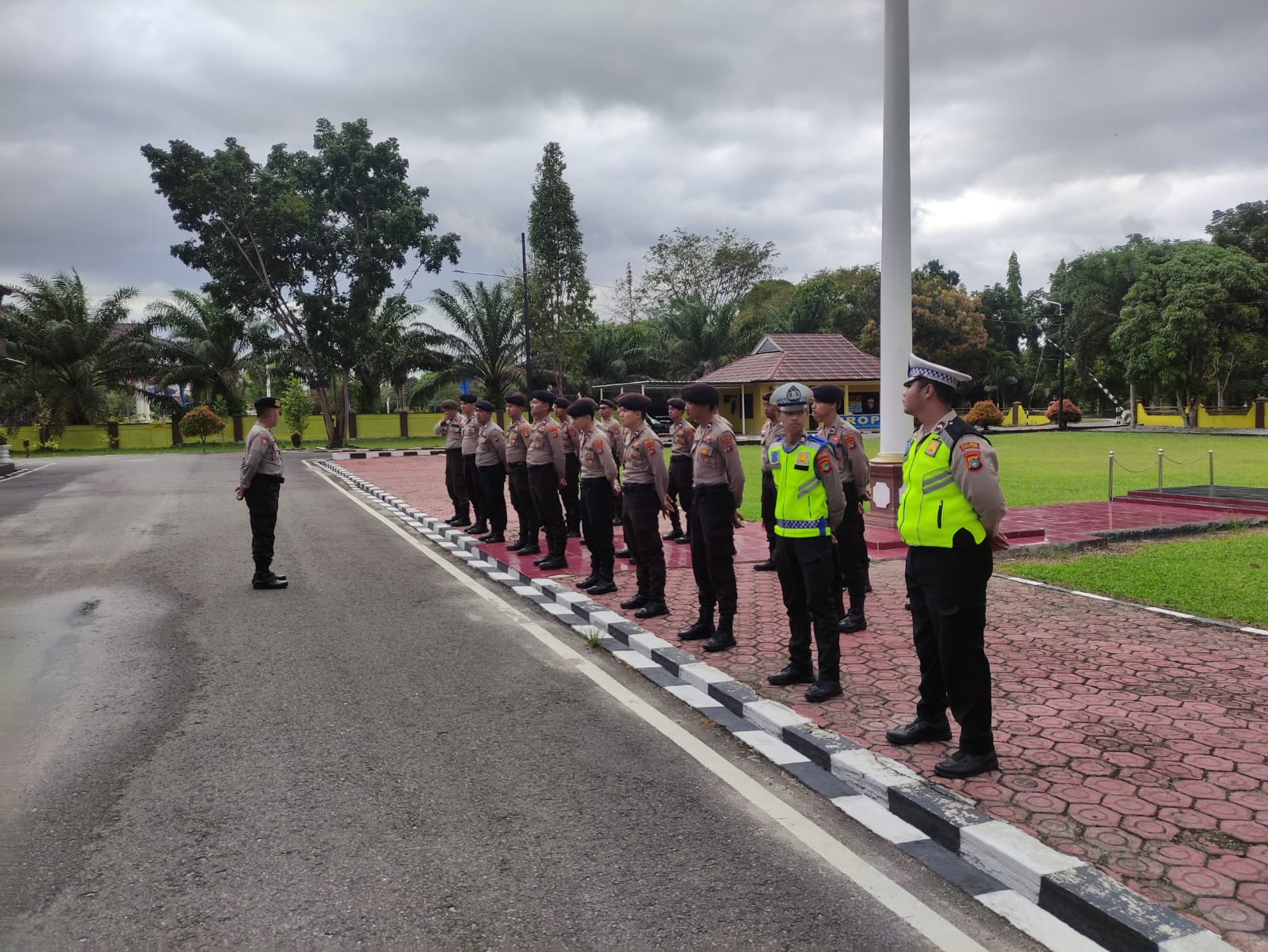 Polres Bangka Tengah Kawal Peringatan Hari Buruh Internasional Secara Simpatik dan Humanis