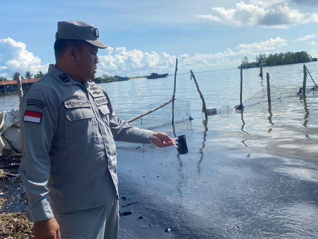 Bakamla RI Beserta Tim Gabungan Atasi Tumpahan Minyak di Pantai Melayu Batam