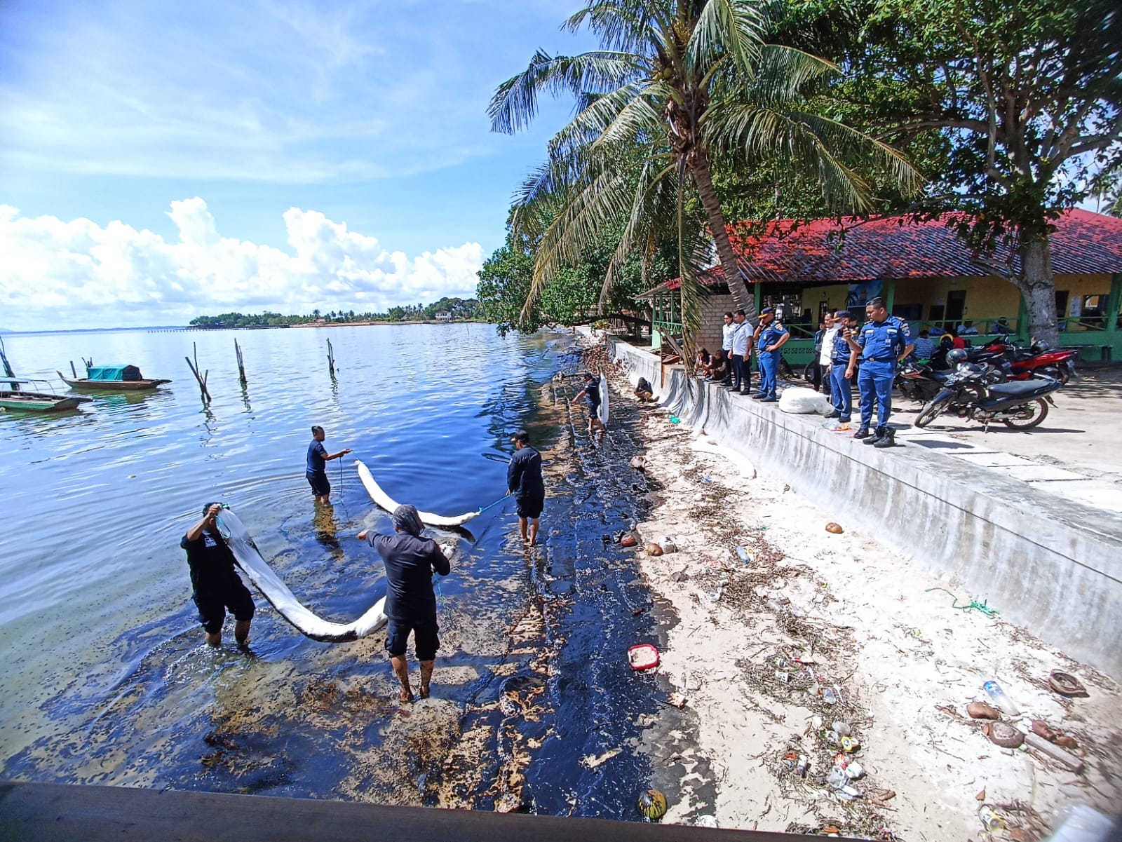 Bakamla RI Beserta Tim Gabungan Atasi Tumpahan Minyak di Pantai Melayu Batam