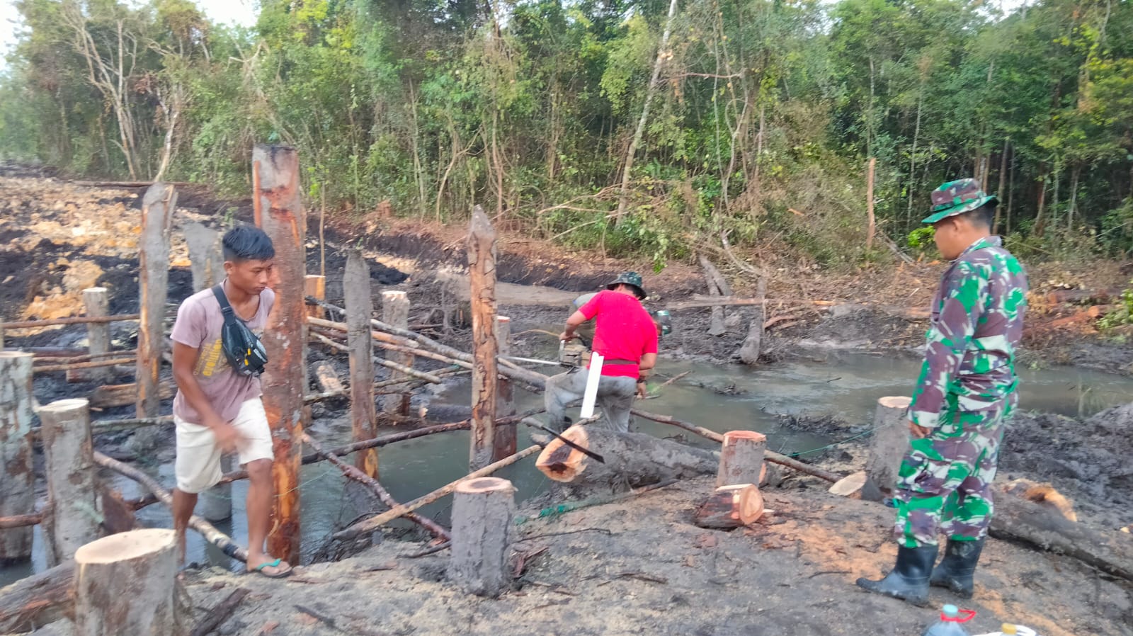 Bersama Warga Satgas TMMD ke-16 Bangun Jembatan di Desa Air Bulin