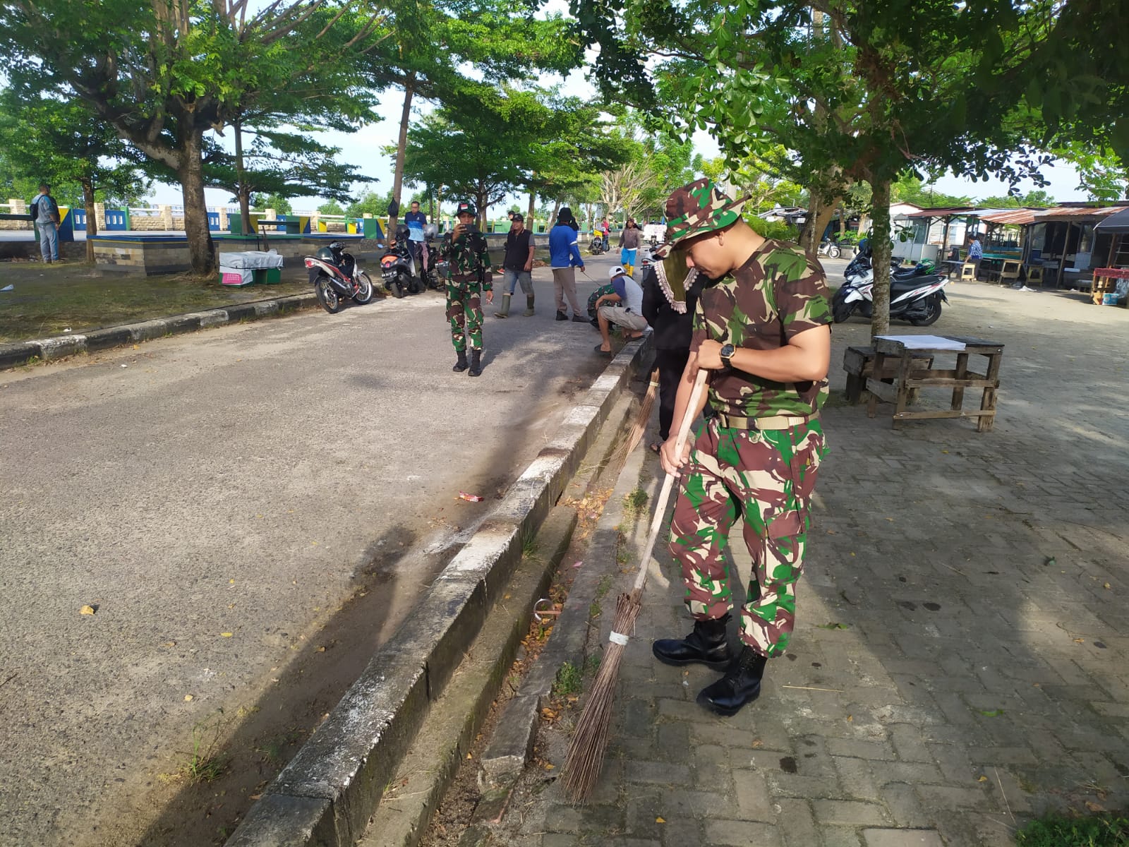 Babinsa Koramil 413-02/Mentok Lakukan Monitoring dan Gotong Royong