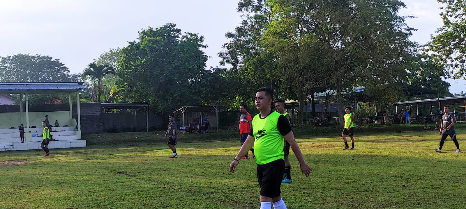 Keseruan Dandim 0413 Bangka Dalam Pertandingan Sepak Bola Persahabatan