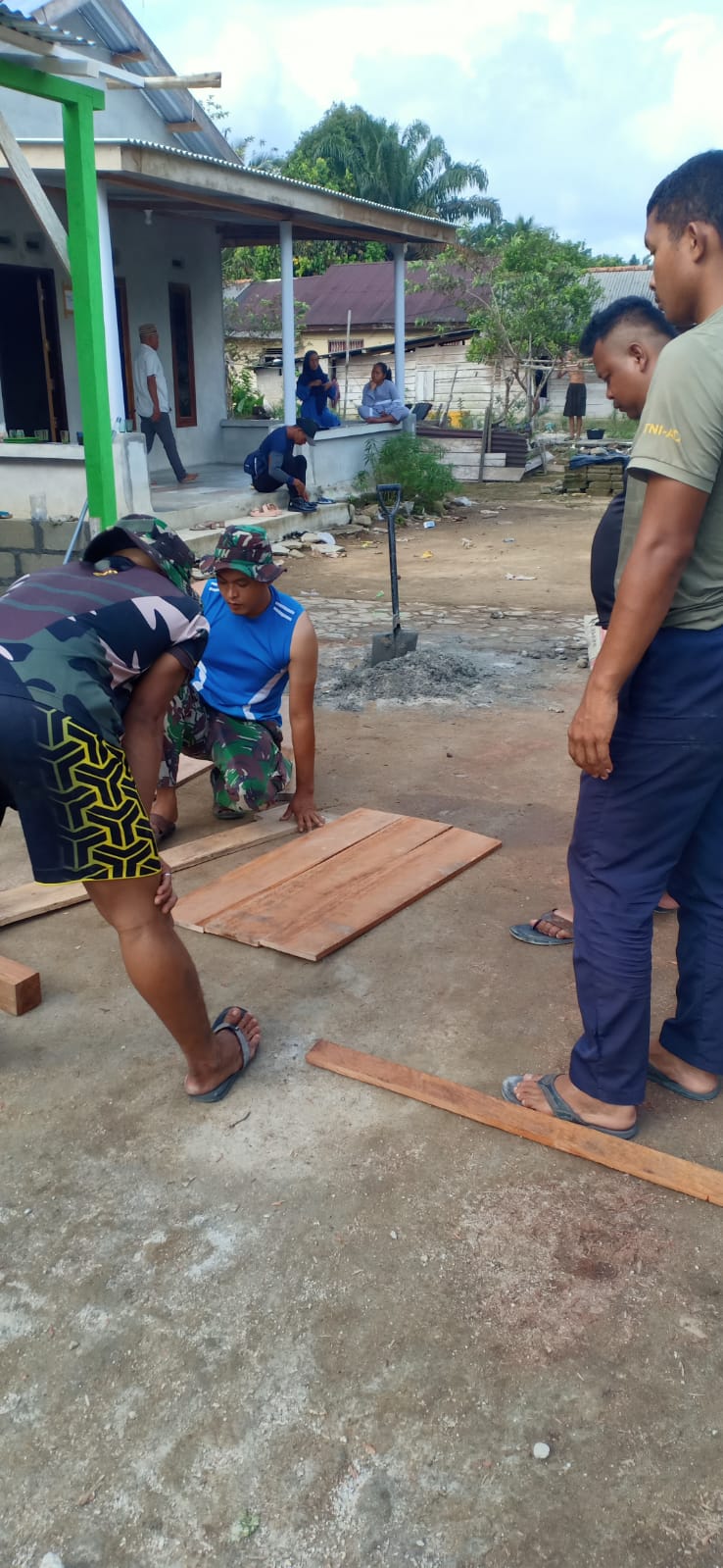 Terus Semangat Personil TMMD Lanjutkan Perehapan RTLH