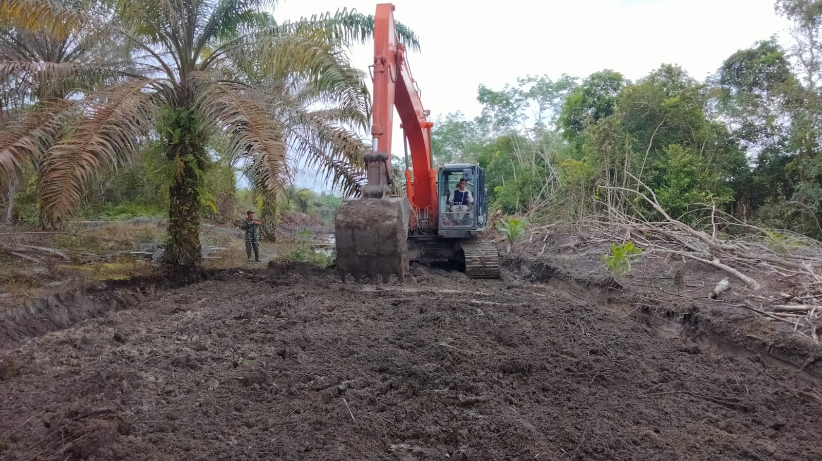 Personil TMMD Terus Semangat Membuka Jalan di Wilayah TMMD