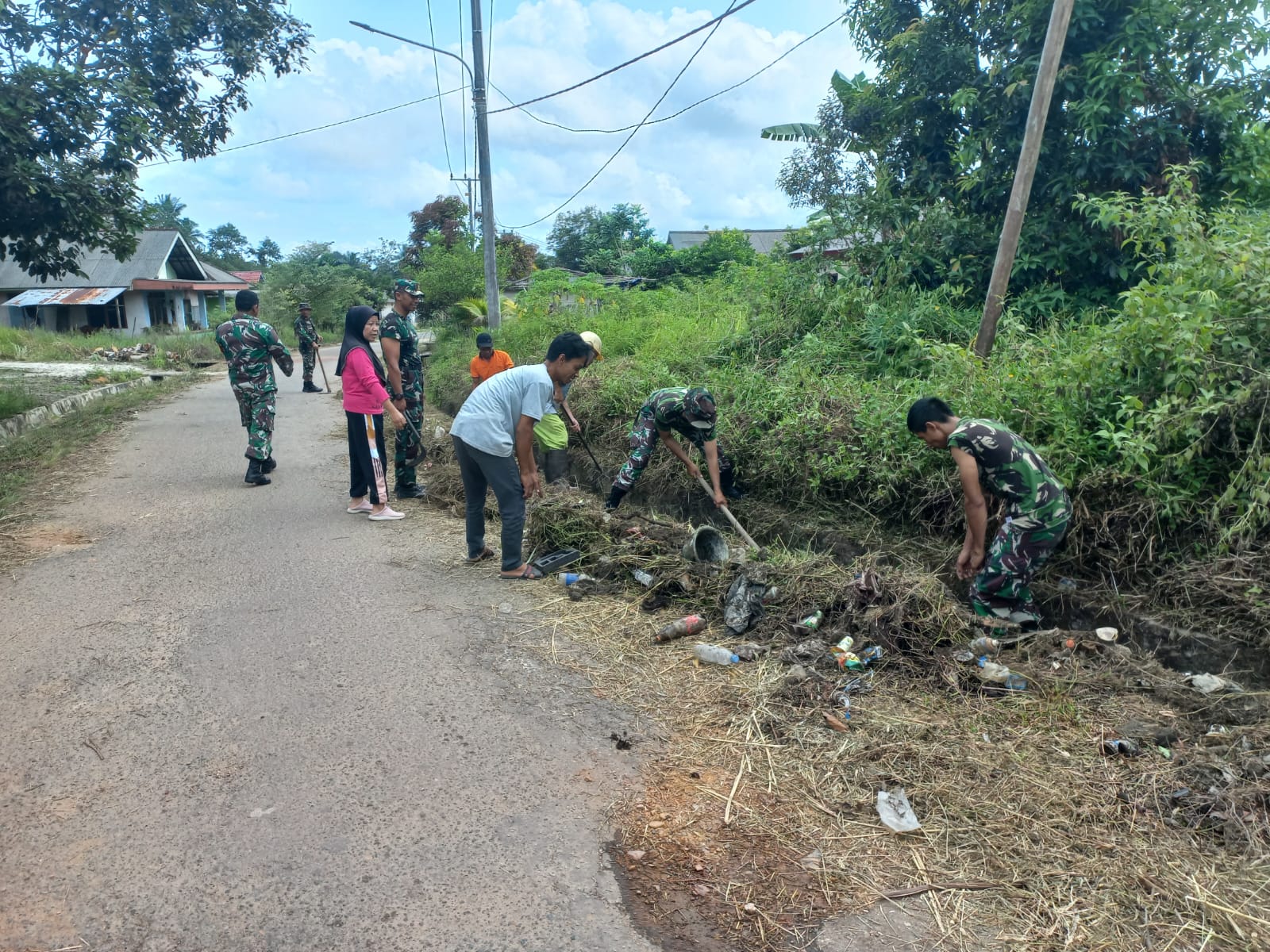 Babinsa Koramil 413- 02/ Belinyu Laksanakan Gotong Royong Bersama Masyarakat