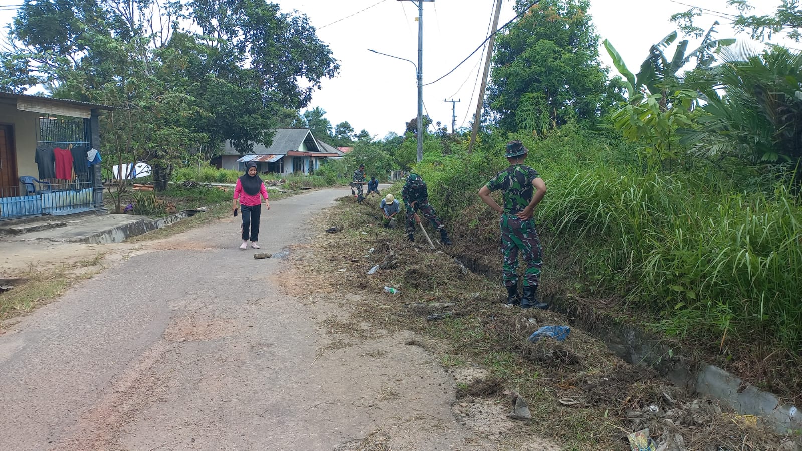 Babinsa Koramil 413- 02/ Belinyu Laksanakan Gotong Royong Bersama Masyarakat