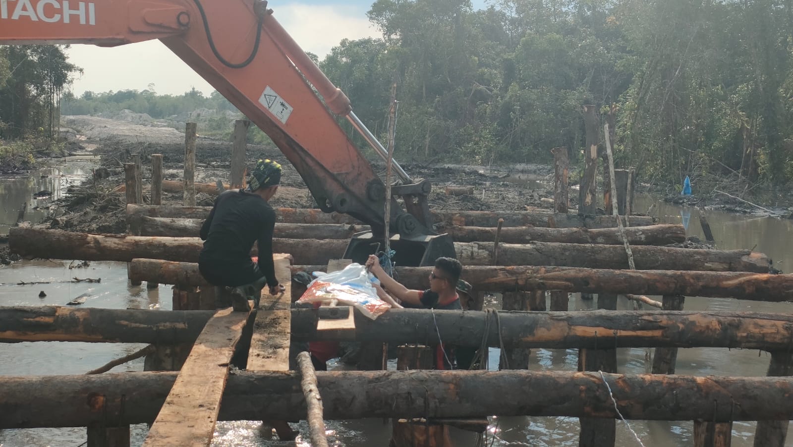 Proses Pembuatan Jembatan ke-2 di Wilyah TMMD, Pesonil TMMD Terus Semangat