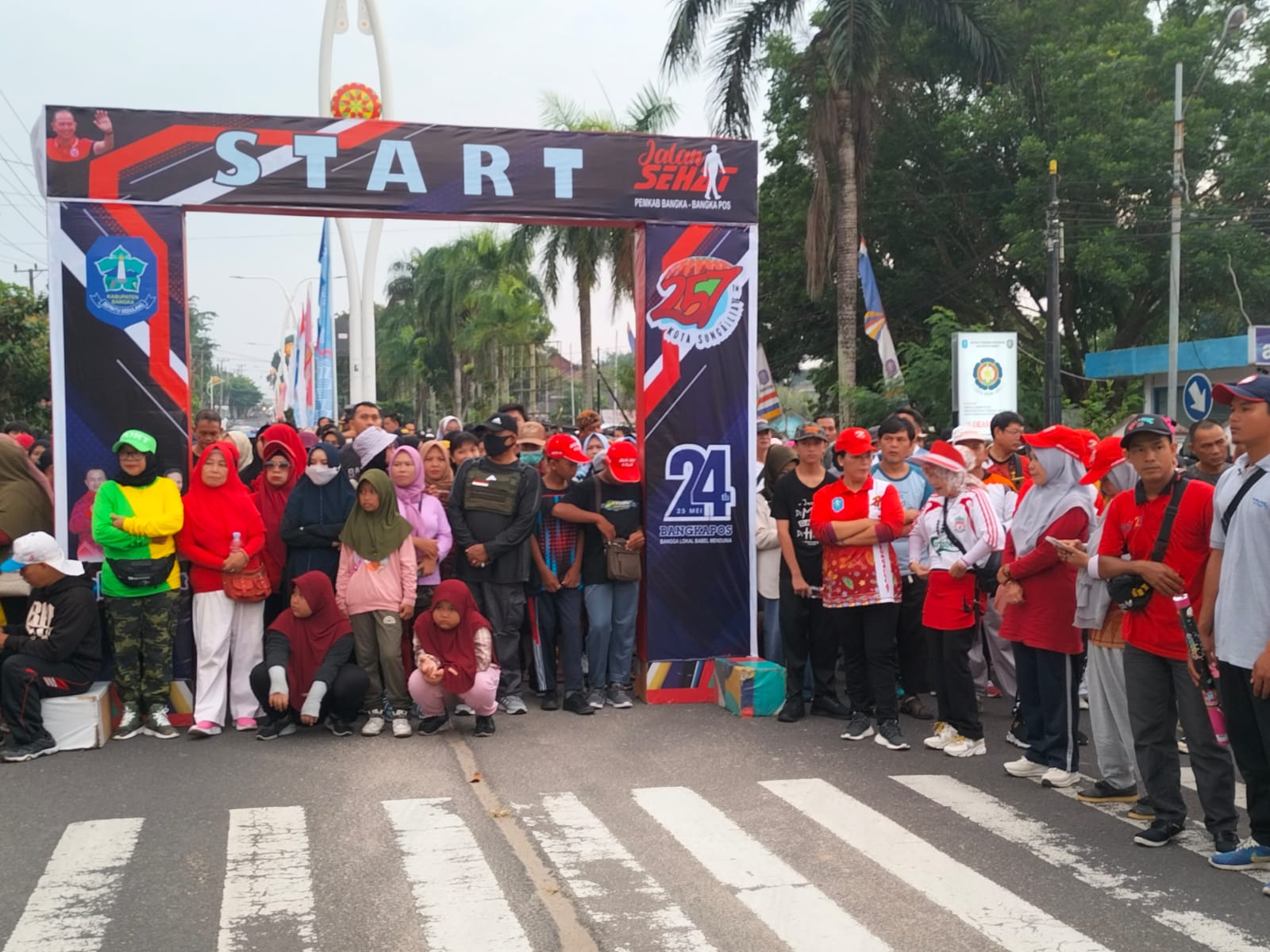 Danramil 0413-01/Sungailiat dan Persit KCK Ranting 02 Sungailiat Mengikuti Jalan Sehat