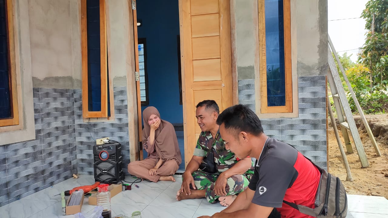 Babinsa Koramil 431-03/Kelapa Melaksanakan Komsos di Desa Binaan