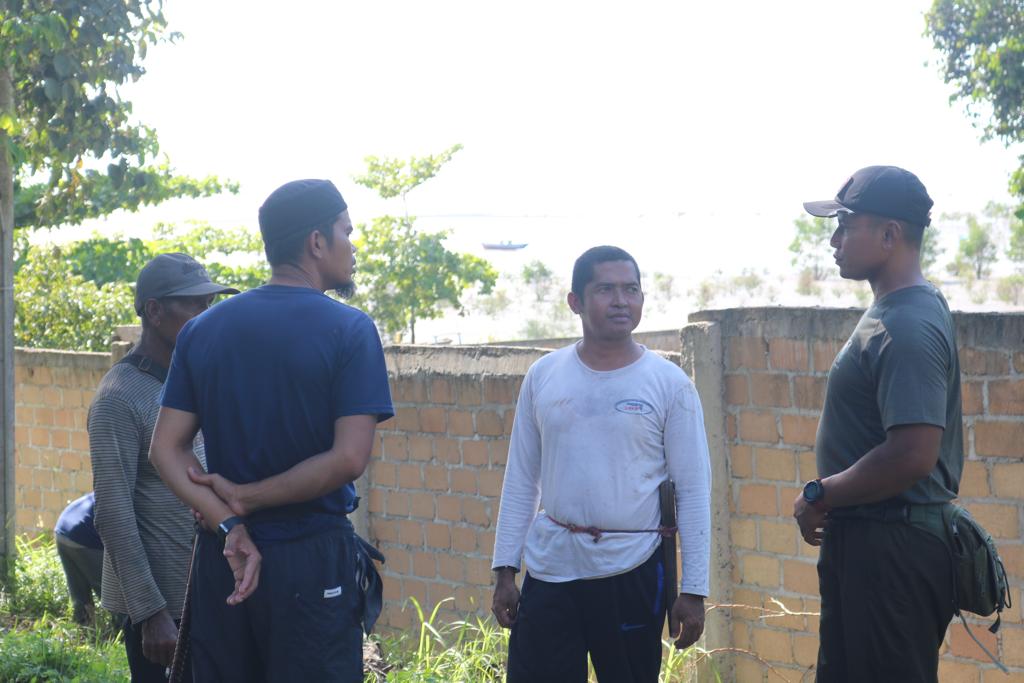 Yonif 147/KGJ Karya Bhakti Sekitar Pantai Bersama Masyarakat Desa Baskara Bhakti