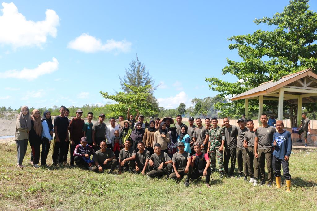 Yonif 147/KGJ Karya Bhakti Sekitar Pantai Bersama Masyarakat Desa Baskara Bhakti