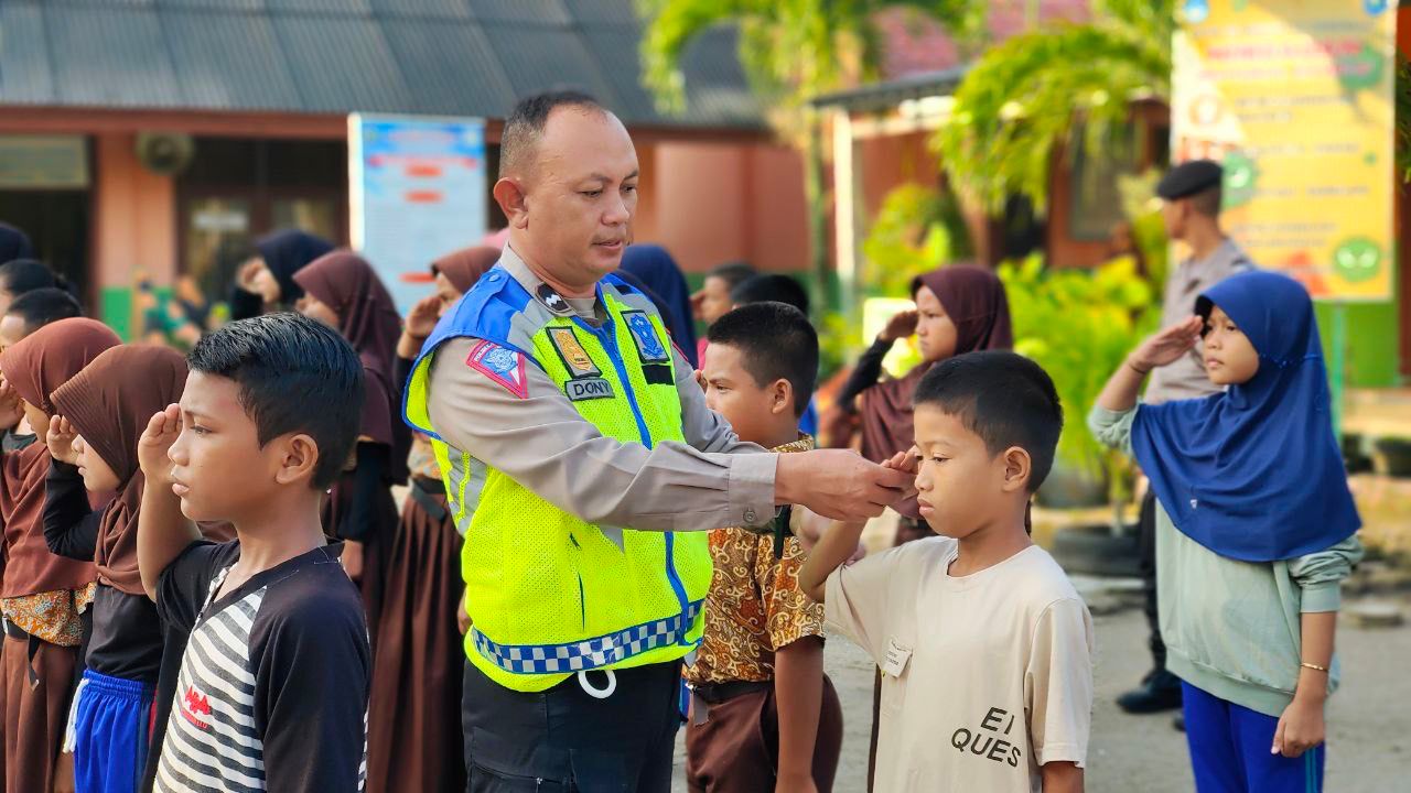 Polres Bangka Lakukan Kegiatan Pelatihan Polisi Cilik di SDN 13 Sungailiat