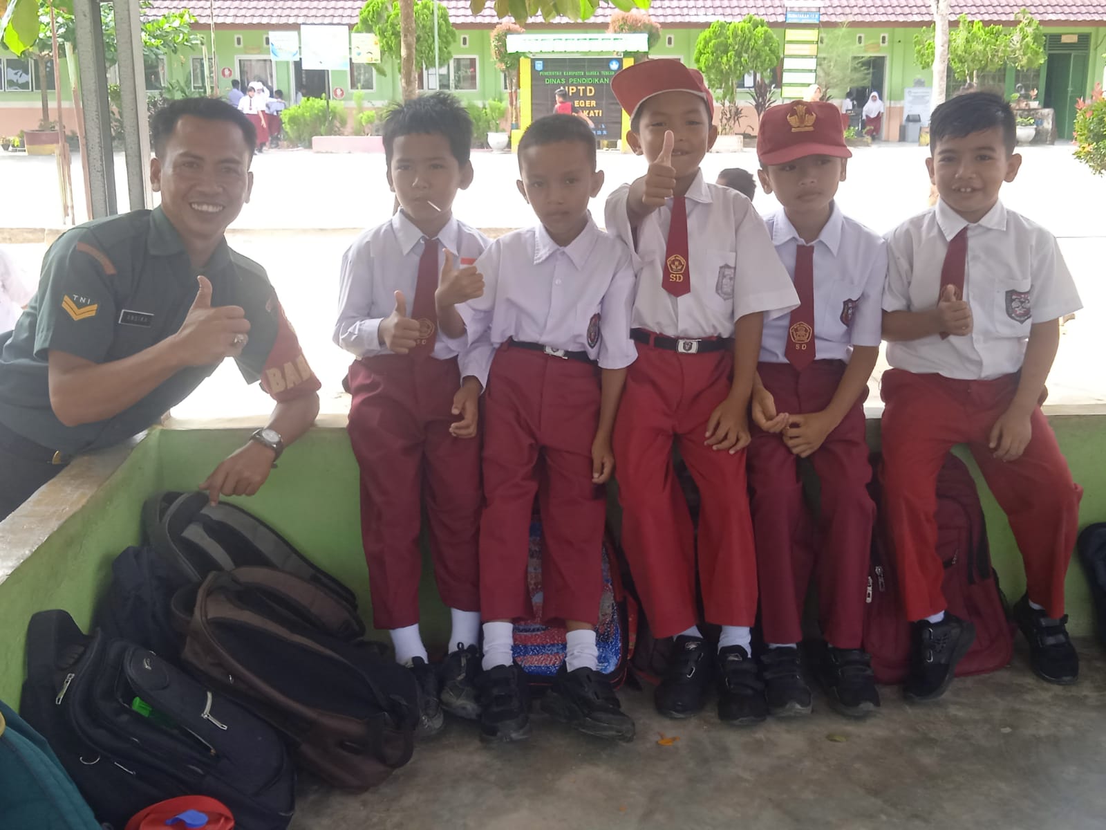 Beri Motivasi Kepada Anak-anak SD Babinsa Koramil 413-08/Sungai Selam Laksanakan Komsos