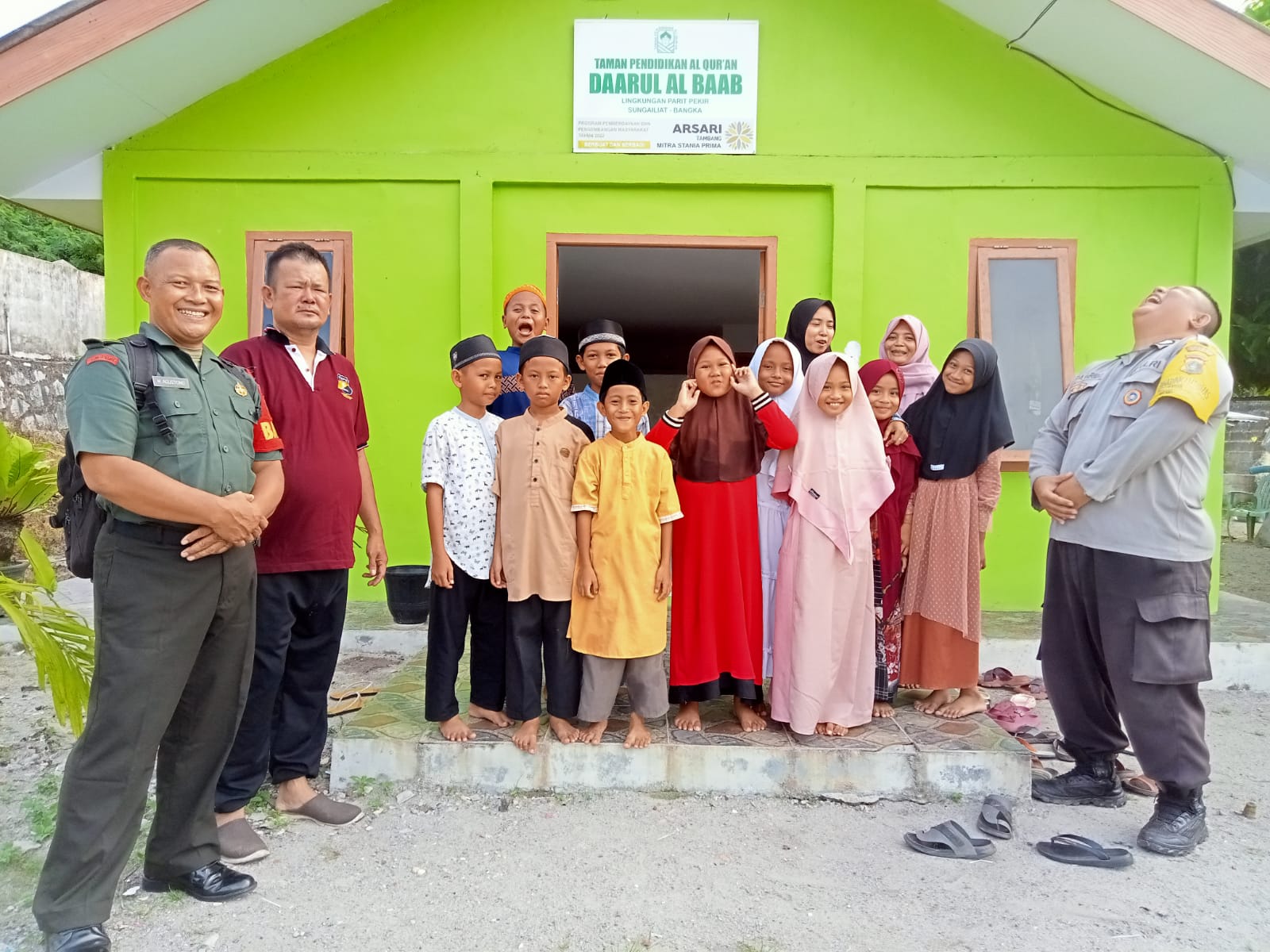 Pelda Agustiono Bersama Bhabinkamtibmas Lingkungan Parit Pekir Menyerahkan Bantuan Kipas Angin Ke Taman Belajar dan Pendidikan Agama