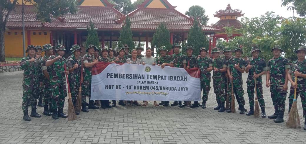 Bersihkan Tempat Ibadah, Warnai Kegiatan HUT ke 13 Korem 045/Garuda Jaya