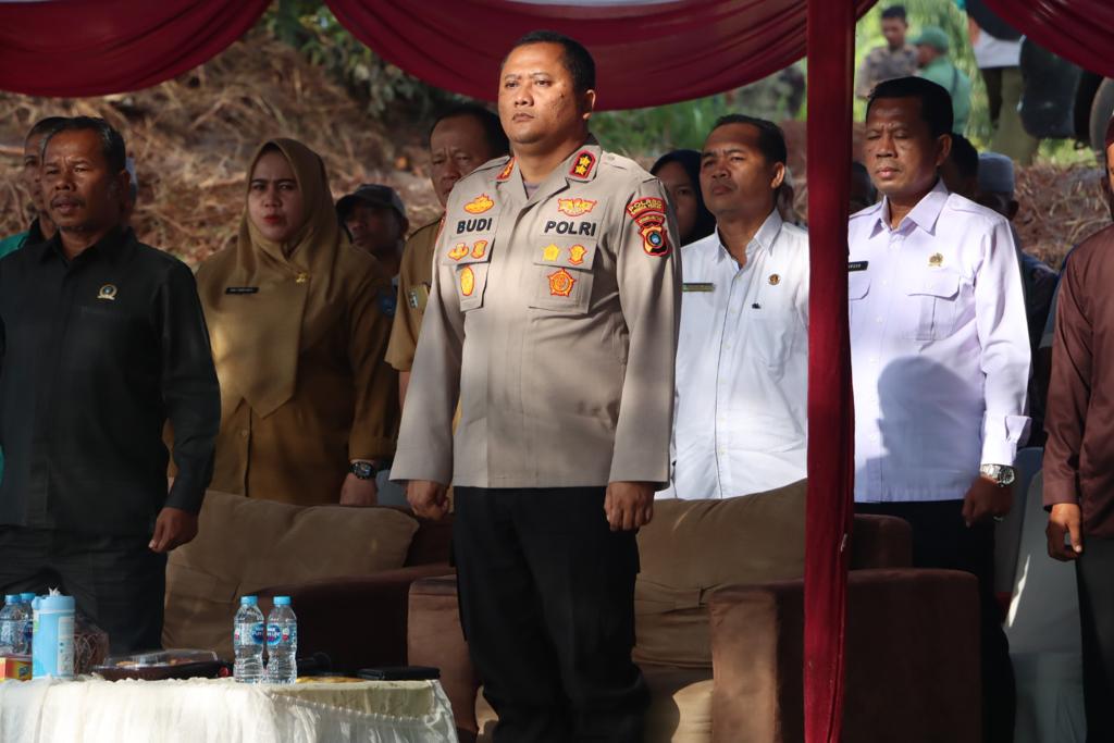 Gerakan Penanaman Pohon Serentak Polres Bangka Tengah Tanam Mangrove dan Perepat Dipesisir Pantai Penyak