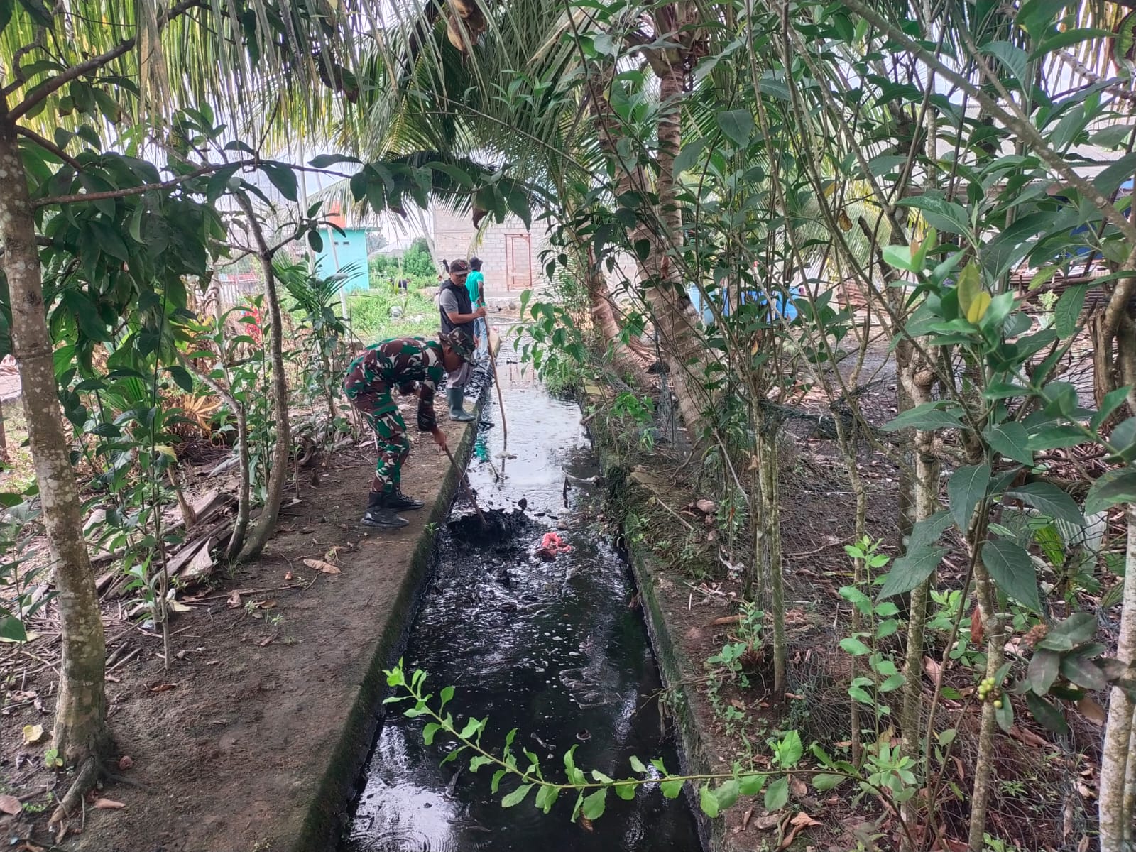 Yonif 147/Kgj Karya Bhakti Sekitar I Bersama Masyarakat Desa Kurau Barat