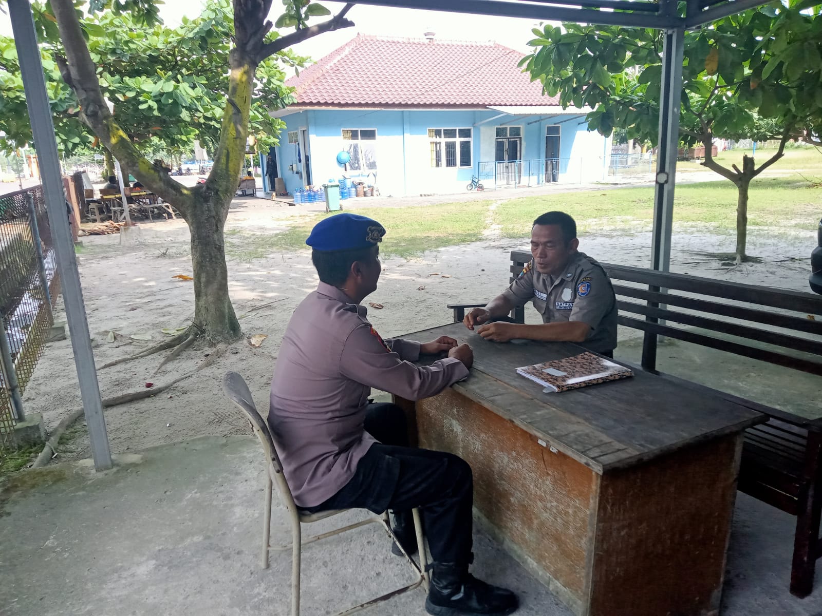 Satuan Polairud Bangka Sambangi Para Nelayan Pelabuhan Jelitik