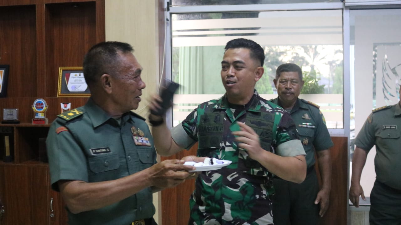 Dandim 0413/Bangka Berikan Surprise Perayaan Ultah Kepada Perwira Yang Akan Pensiun