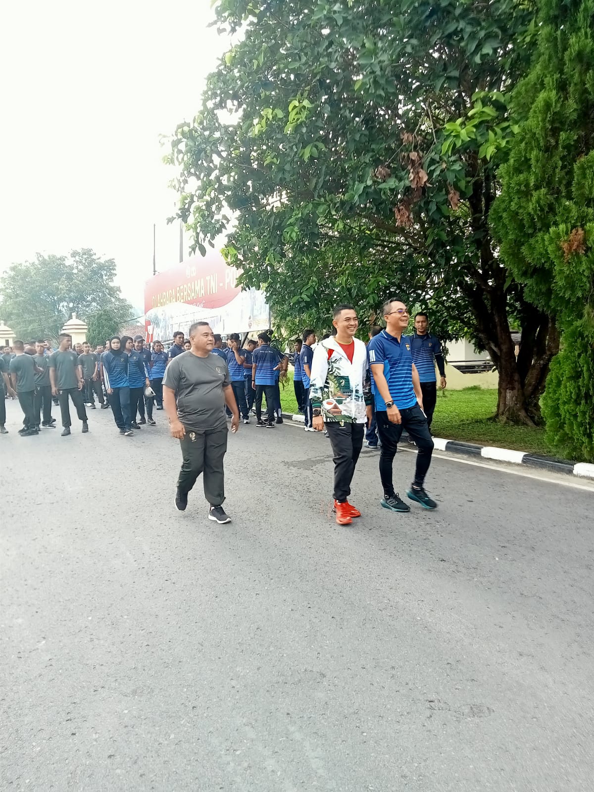 Jaga Sinergitas, Dandim Bangka Bersama Kapolres Bangka Melaksanakan Olahraga Jalan Santai Bersama TNI Polri