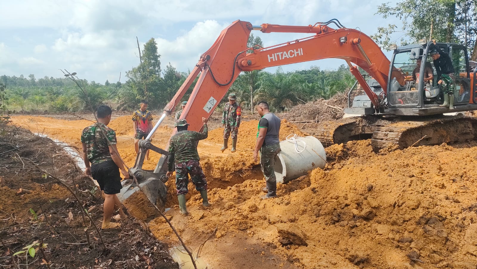 Personil TMMD Pasangkan Gorong-gorong Pada Hari ke-24 Pembukaan Jalan