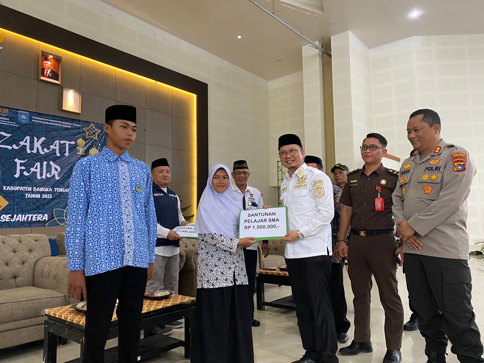 Babinsa Padang Mulya Dampingi Baznas Menyalurkan Beasiswa Bagi Siswa yang Berprestasi