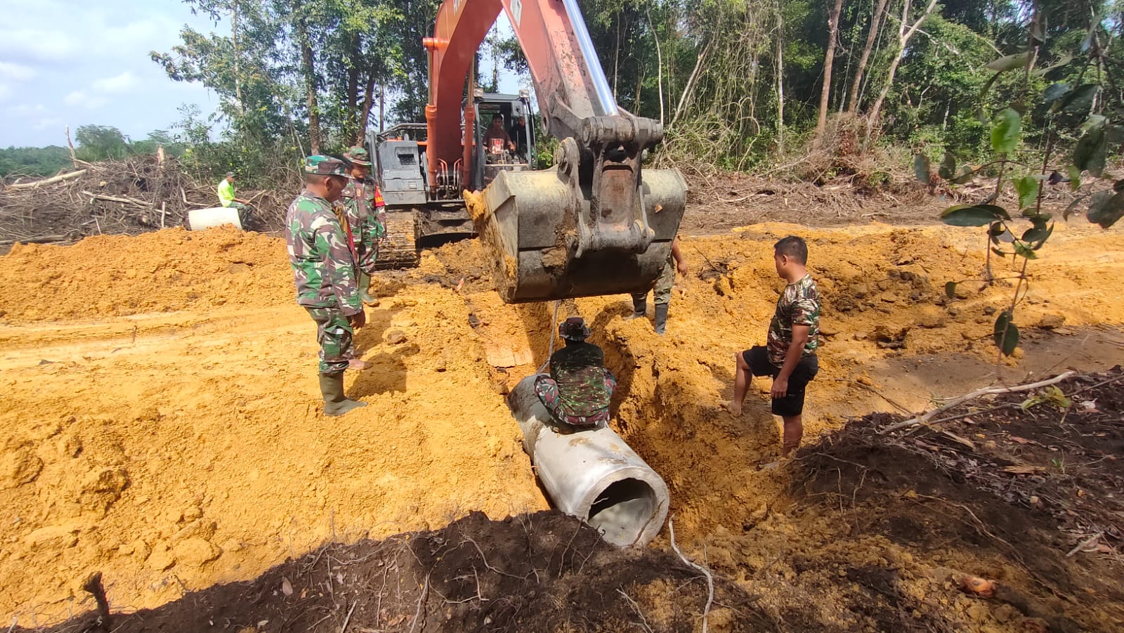 Personil TMMD Pasangkan Gorong-gorong Pada Hari ke-24 Pembukaan Jalan