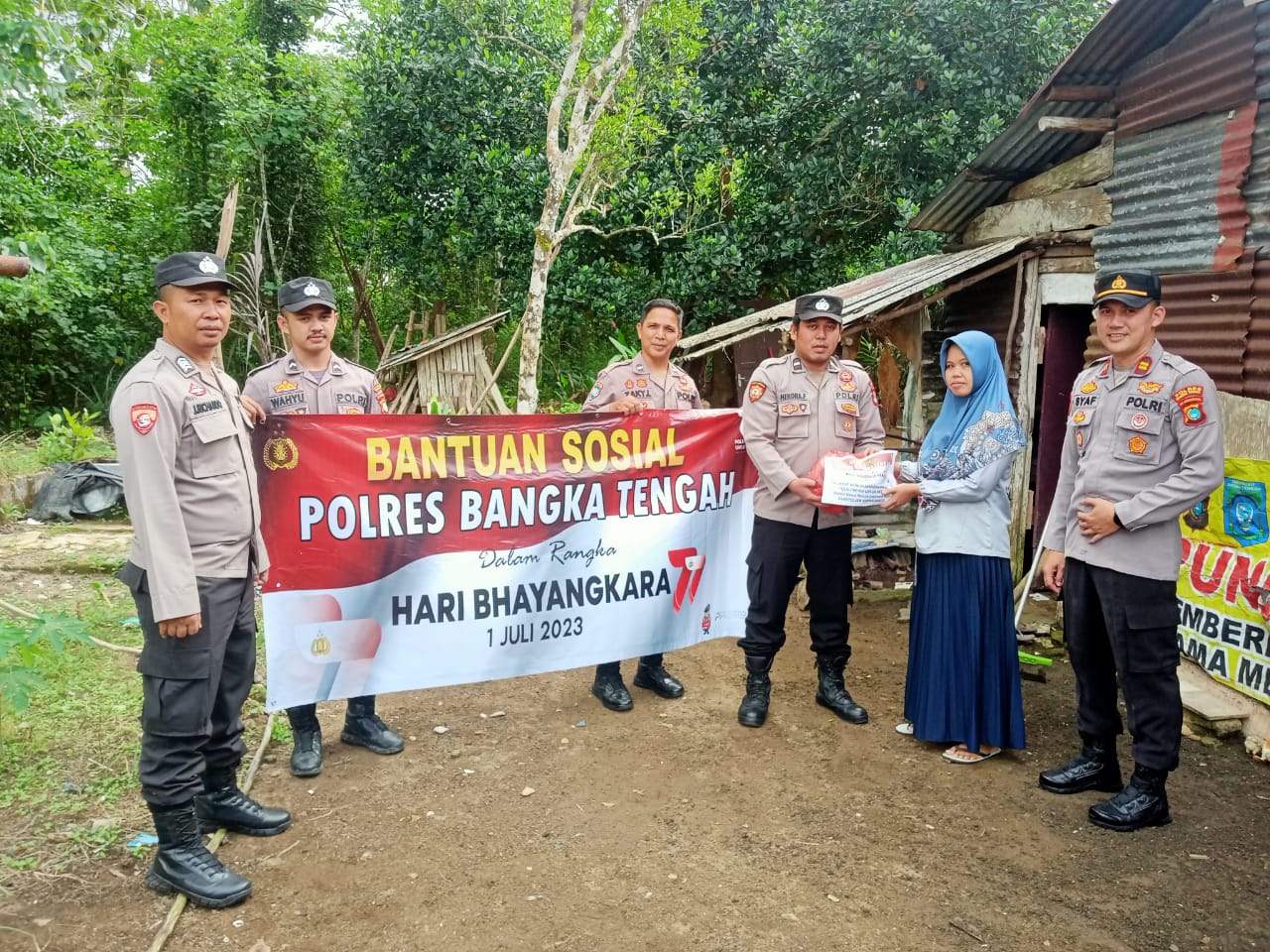 Polres Bangka Tengah dan Polsek Jajaran Bagikan 1.050 Paket Bansos Dibulan Bakti Hari Bhayangkara ke 77