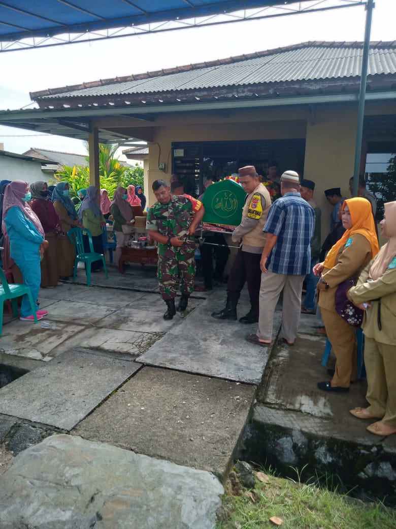 Ikut Belasungkawa Babinsa Sungailiat Melayat Kerumah Duka Warga Binaan Meninggal Dunia