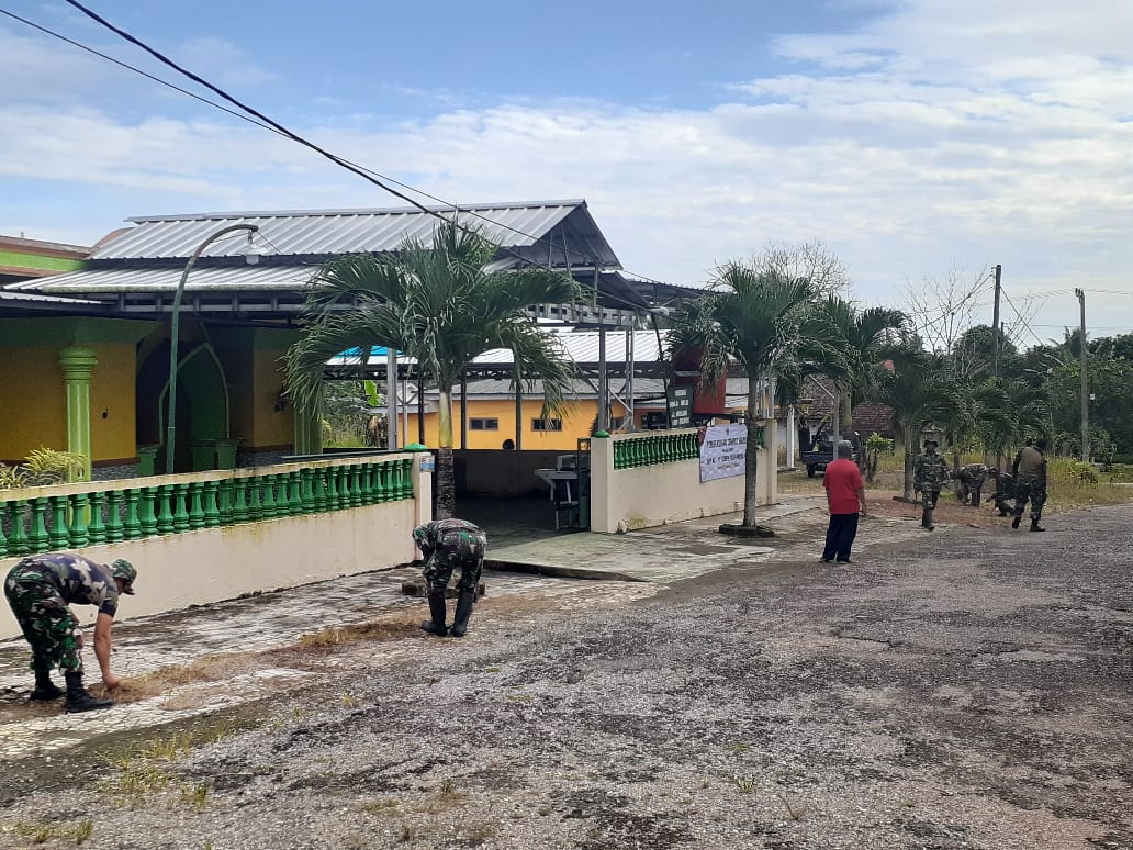 Sambut HUT Korem 045/Gaya , Anggota Koramil Jajaran Kodim 0413/Bangka bersama Laksanakan Gotong Royong Seputaran Lingkungan Masjid Al Muhajirin