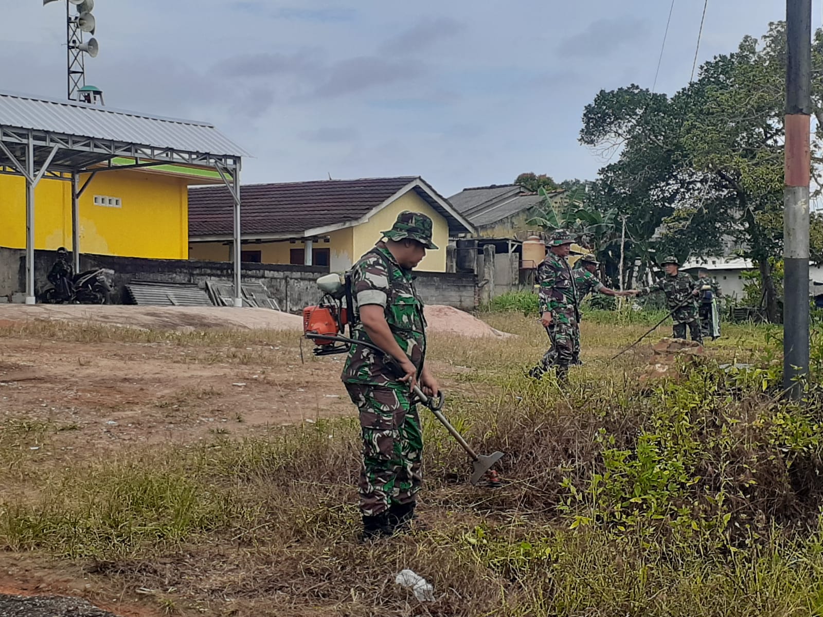 Sambut HUT Korem 045/Gaya , Anggota Koramil Jajaran Kodim 0413/Bangka bersama Laksanakan Gotong Royong Seputaran Lingkungan Masjid Al Muhajirin