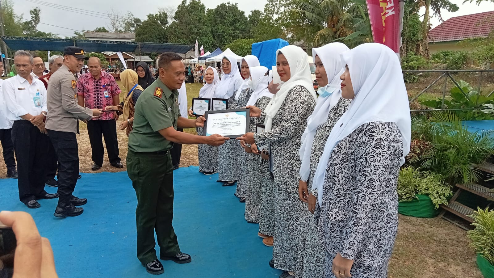 Dalam Rangka HUT Keluarga Nasional Ke - 30 .Wadanramil 07/Koba dan Danramil 08/ Sungai Selan Hadiri Pelaksanan Pelayanan KB Serentak Sejuta Akseptor