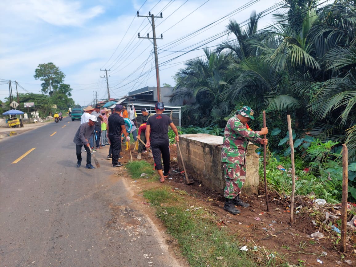 Bersihkan Tempat Pembuangan Sampah di Seputaran Pasar Desa Kace Timur Anggota Koramil Lakukan Bersama Warga