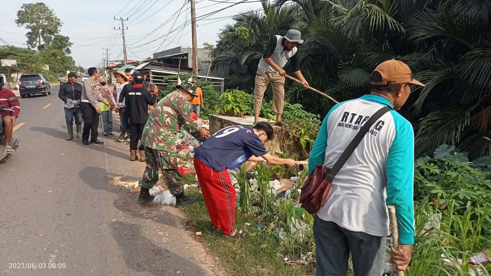 Bersihkan Tempat Pembuangan Sampah di Seputaran Pasar Desa Kace Timur Anggota Koramil Lakukan Bersama Warga