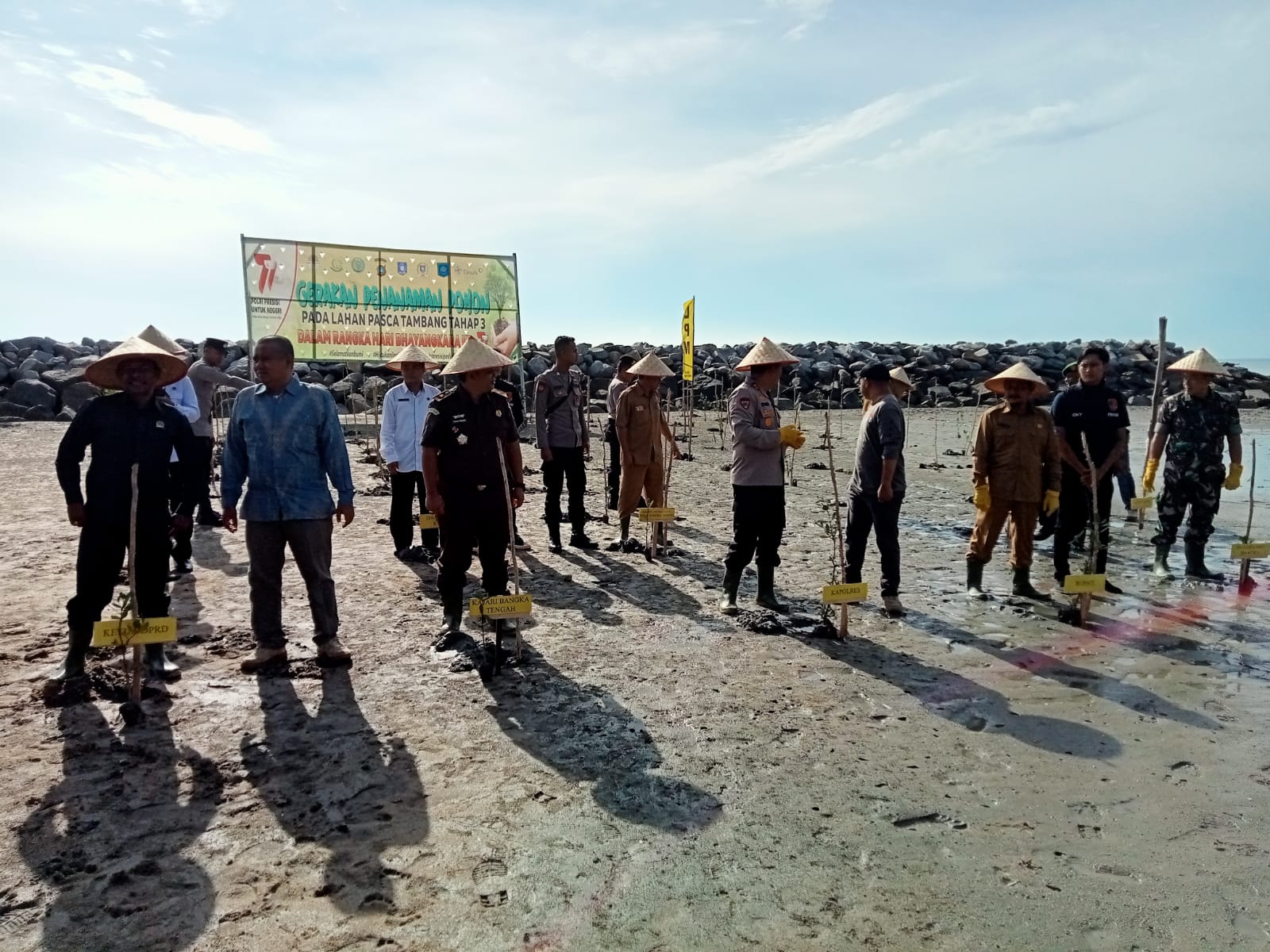 Pabung Kodim Bangka Hadiri Gerakan Penanaman Pohon Serentak Polres Bateng Tanam Mangrove 