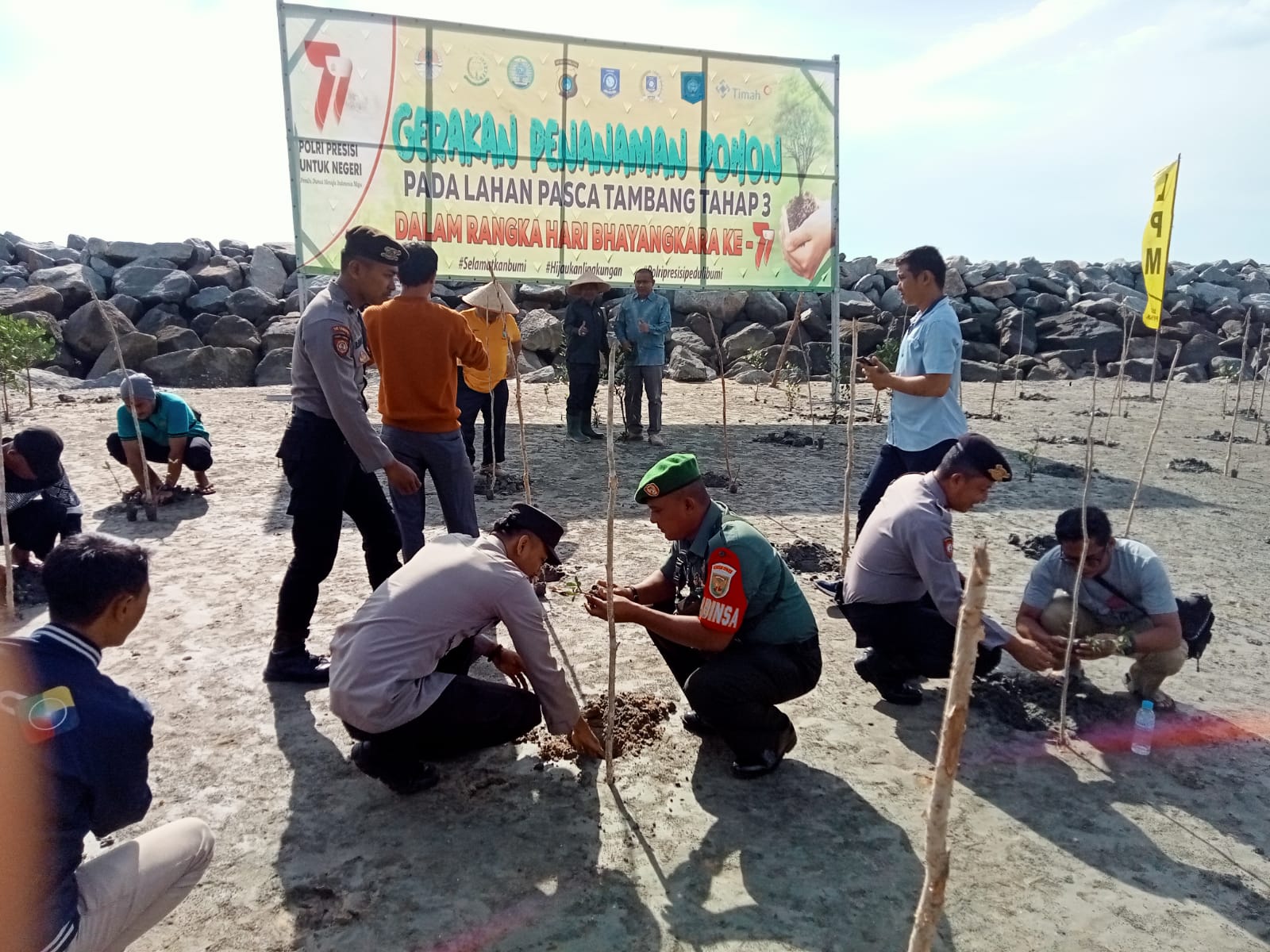 Pabung Kodim Bangka Hadiri Gerakan Penanaman Pohon Serentak Polres Bateng Tanam Mangrove 