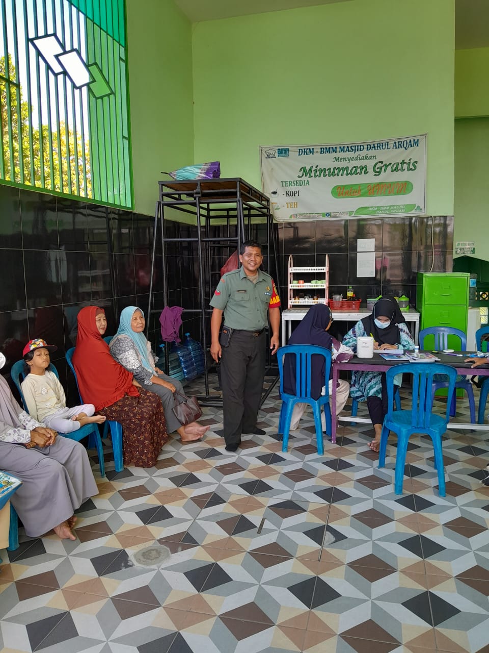 Babinsa Koramil 431-02/Mentok Monitoring kegiatan Posyandu lansia di Kecamatan Mentok