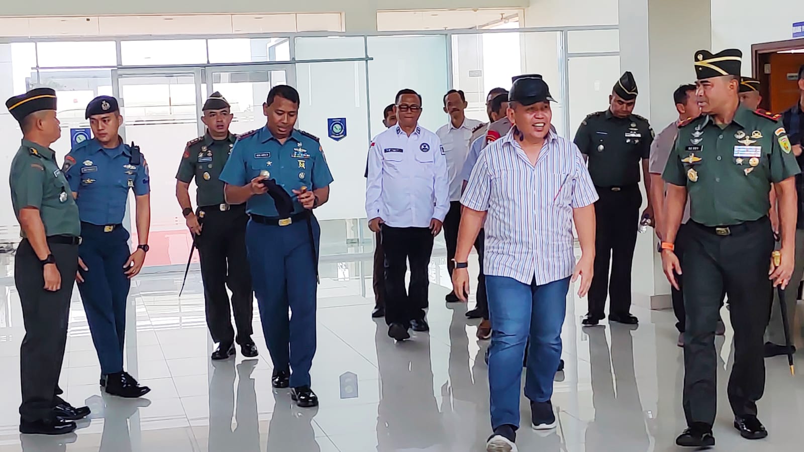 Dandim 0413/Bangka Letkol Arm Firstya Andrean Gitrias S.H, M.M. Bersama Forkopimda Provinsi Babel Menyambut Kedatangan Pangdam ll/Swj Di VVIP Bandara Depati Amir Pangkapinang