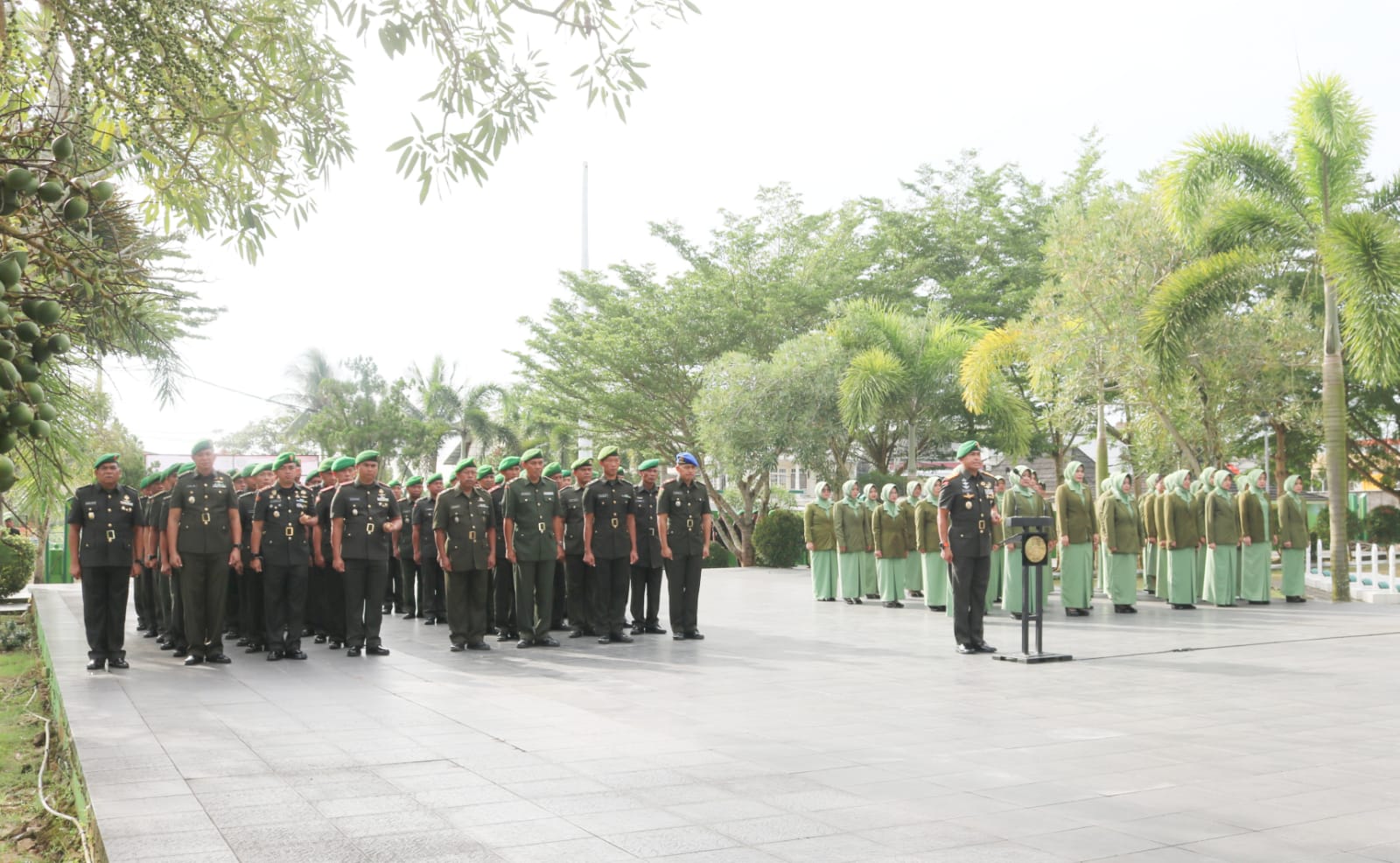 Danrem 045/Gaya Beserta Prajurit Dan Persit Ziarah Rombongan Ke TMP Pawitralaya