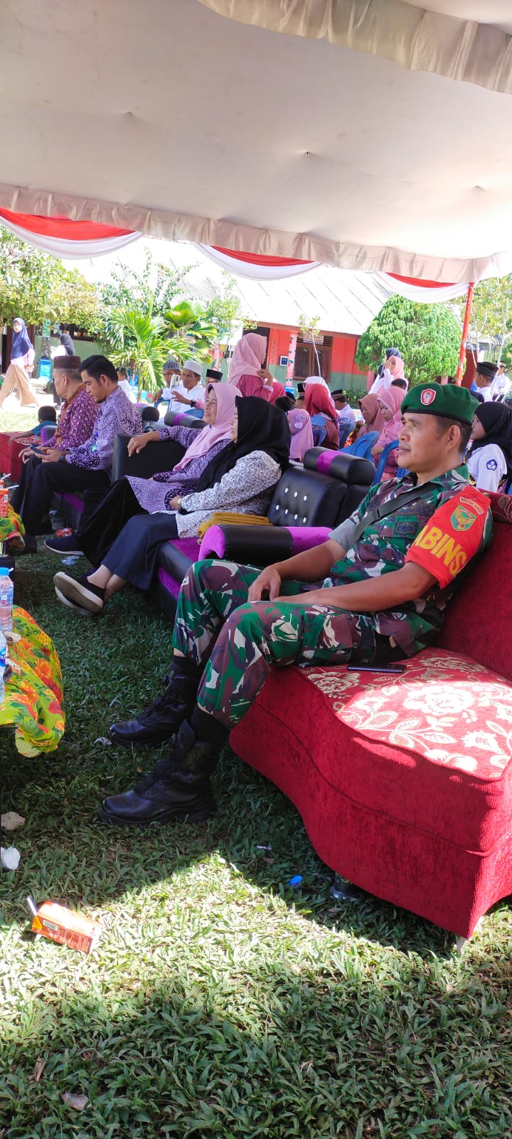 Babinsa Mendo Barat Hadiri Pelepasan Siswa Siswi SD Negeri 5 Mendo Barat