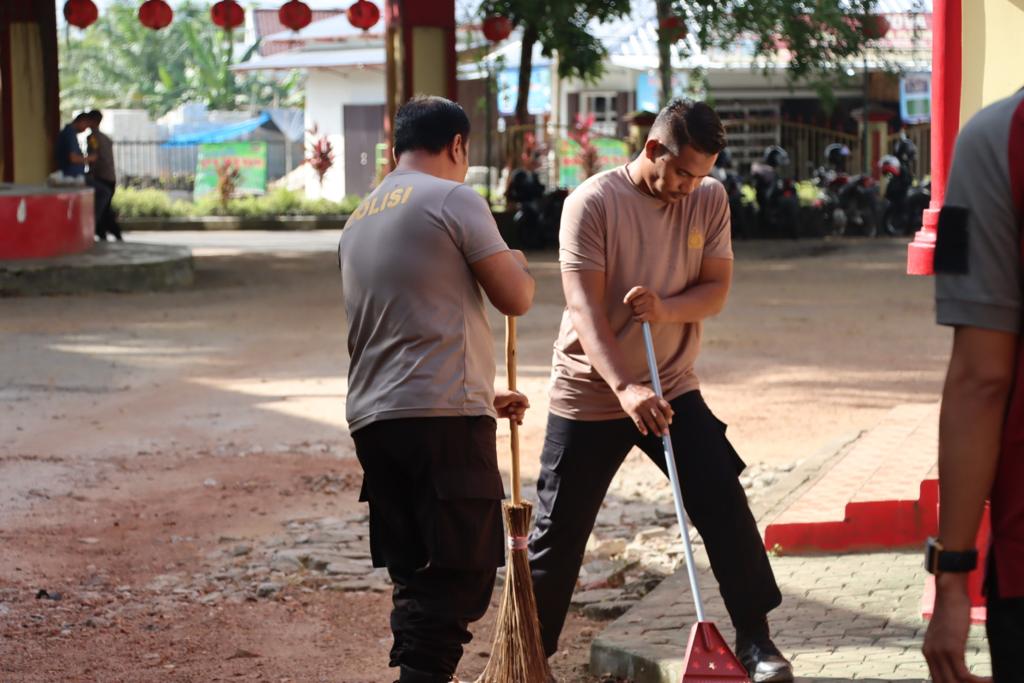 Kobarkan Semangat, Polres Bangka Tengah Gelar Bakti Sosial