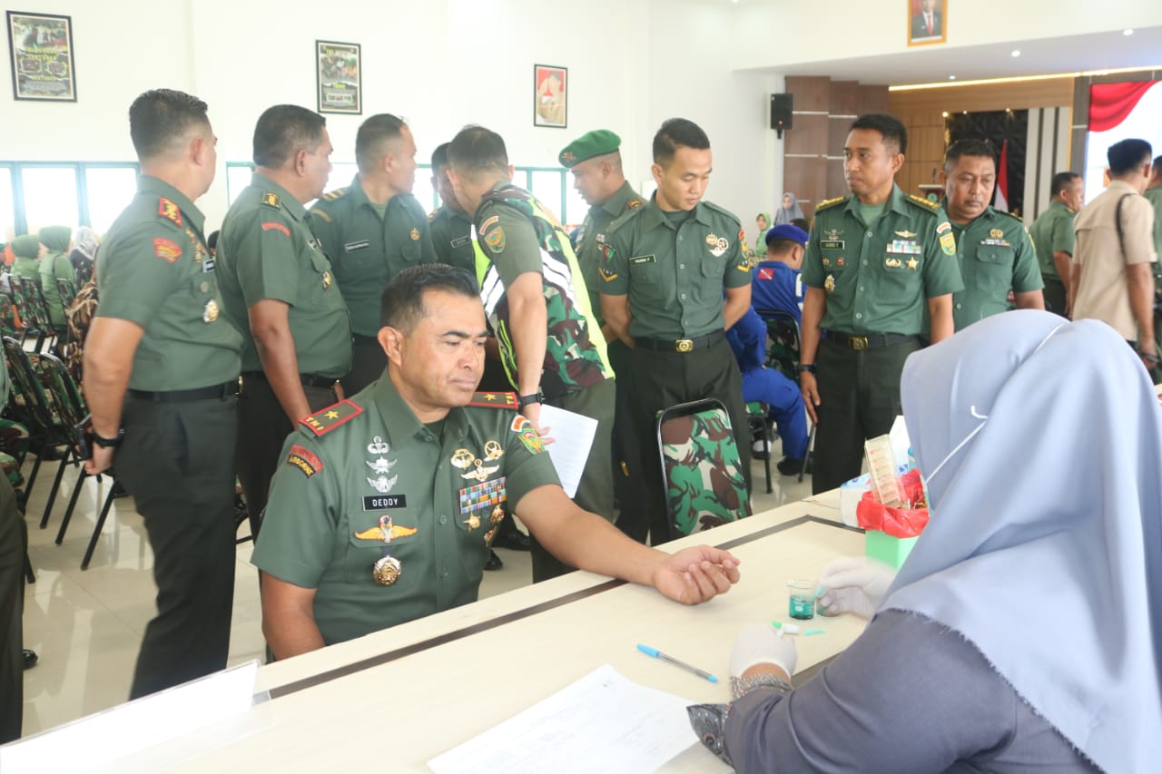 425 Pendonor Darah Dalam Rangka HUT ke 13 Korem 045/Gaya