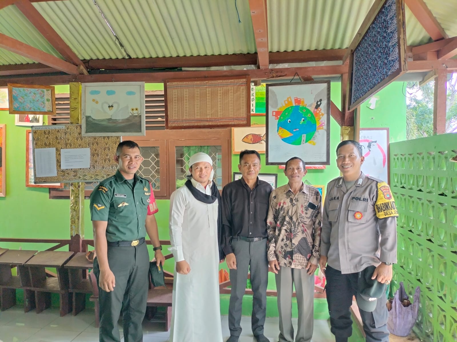 Semoga Bisa Menjadi Wadah untuk Penerus Bangsa Menuntut Ilmu, Ucap Babinsa Koramil 413-01/Jebus