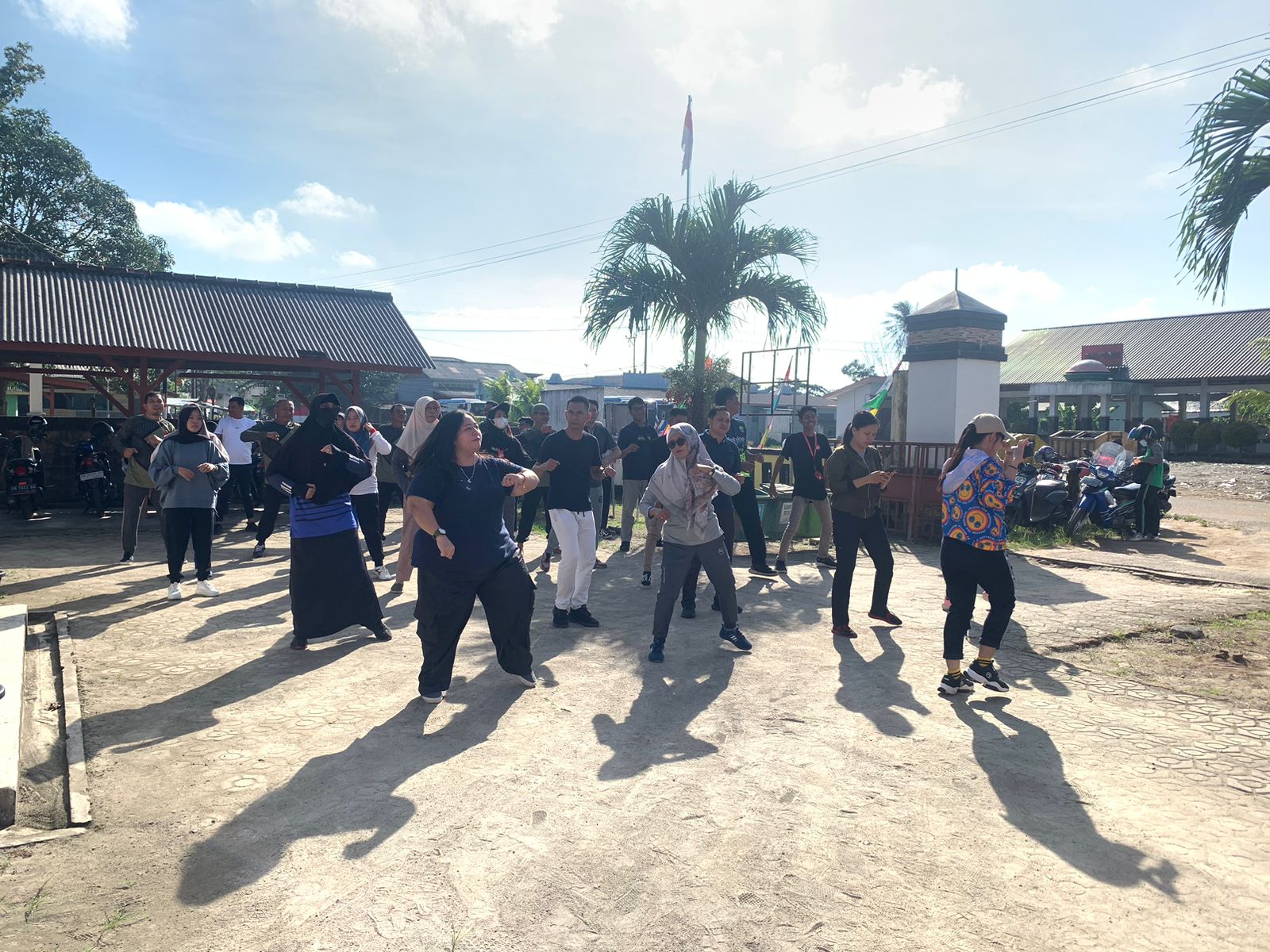 Tumbuh Sehat Bersama Aparat Kelurahan dan Masyarakat, Babinsa Srimenanti Laksanakan Senam Bersama