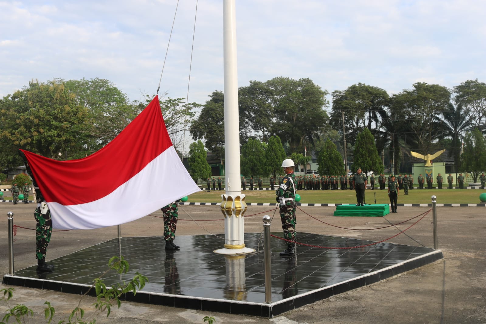 Dengan Penuh Khidmat Anggota Kodim 0413/Bangka Mendengarkan Atensi Pangdam II/Sriwijaya Pada Upacara Bendera 17 San di Makodim Bangka