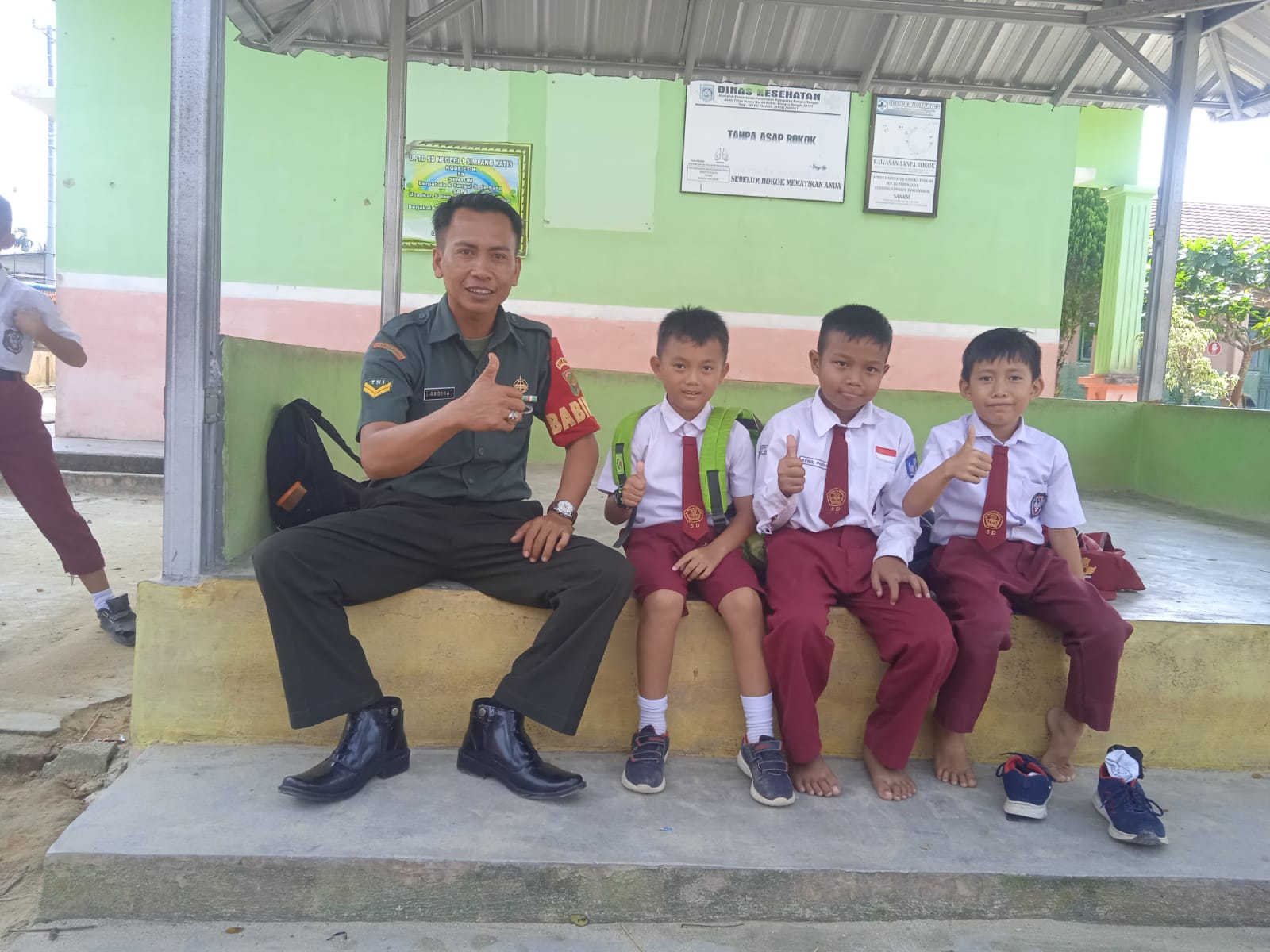 Beri Motivasi Kepada Anak-anak SD Babinsa Koramil 413-08/Sungai Selam Laksanakan Komsos