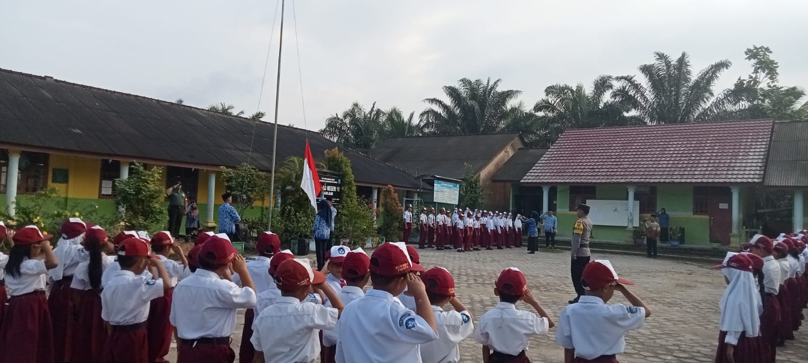 Babinsa Koramil Sungailiat Menjadi Inspektur Upacara Hari Lahir Pancasila Di Sekolah Dasar