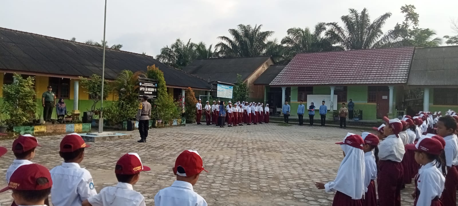 Babinsa Koramil Sungailiat Menjadi Inspektur Upacara Hari Lahir Pancasila Di Sekolah Dasar