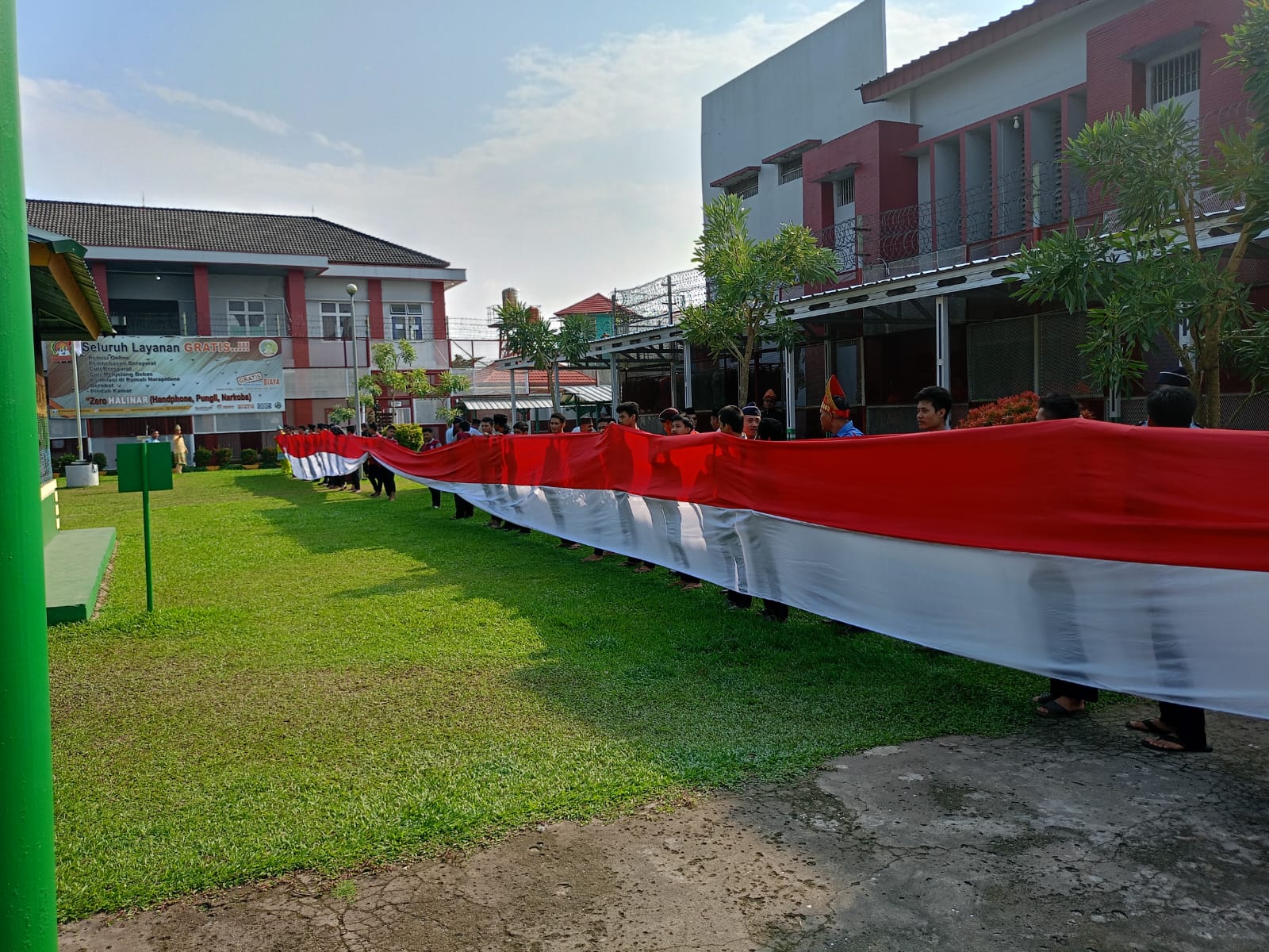 Kanwil Kemenkumham Berperan Langsung Dalam Pembentangan Bendera Merah Putih